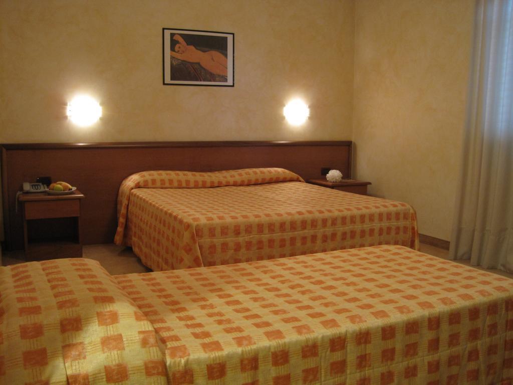 Hotel Italia Carmagnola Pokoj fotografie