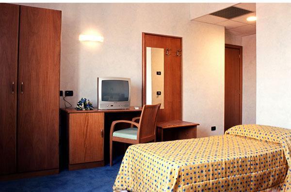 Hotel Italia Carmagnola Pokoj fotografie