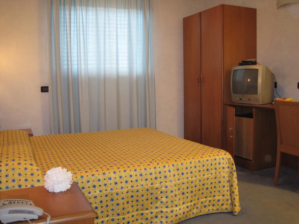 Hotel Italia Carmagnola Pokoj fotografie