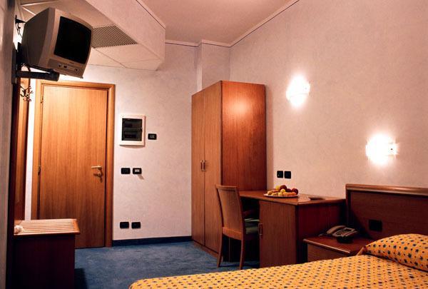 Hotel Italia Carmagnola Pokoj fotografie
